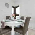 Family For 8 People With Parking, Balcony And 2 Bathrooms By Renters Gdańsk