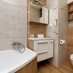 아파트 Family For 8 People With Parking, Balcony And 2 Bathrooms By Renters
