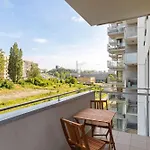 아파트 Family For 8 People With Parking, Balcony And 2 Bathrooms By Renters