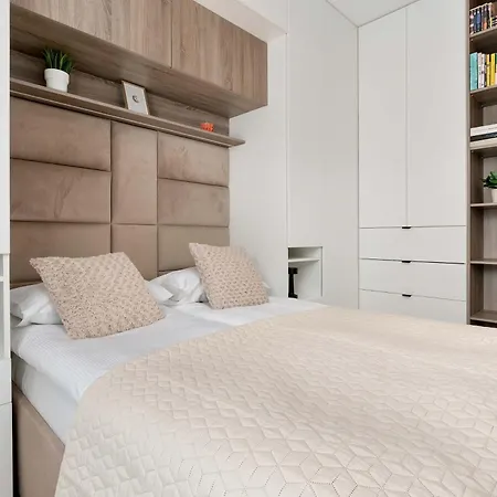 Family For 8 People With Parking, Balcony And 2 Bathrooms By Renters