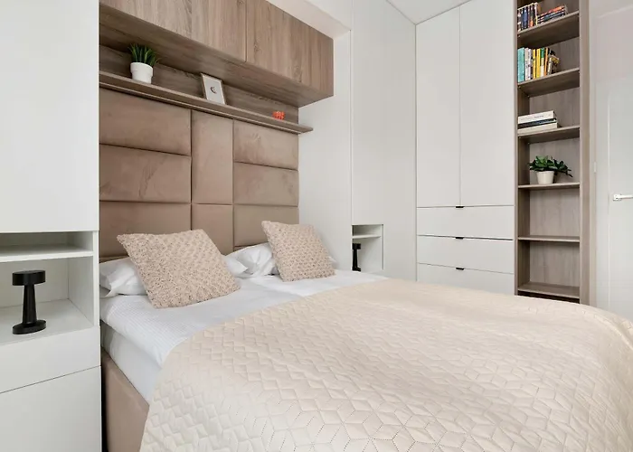 Family For 8 People With Parking, Balcony And 2 Bathrooms By Renters