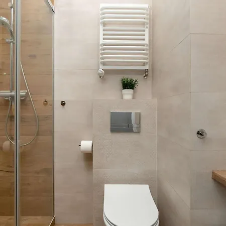 Family For 8 People With Parking, Balcony And 2 Bathrooms By Renters
